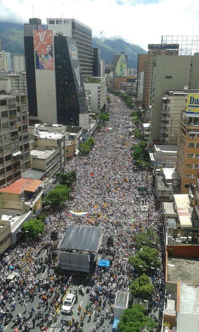 Masiva marcha en Venezuela para pedir la revocatoria de Maduro