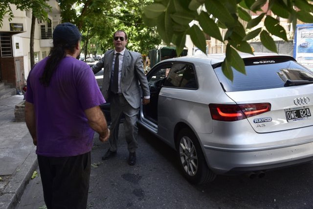 La desopilante pelea callejera de dos hombres quedó documentada en fotos