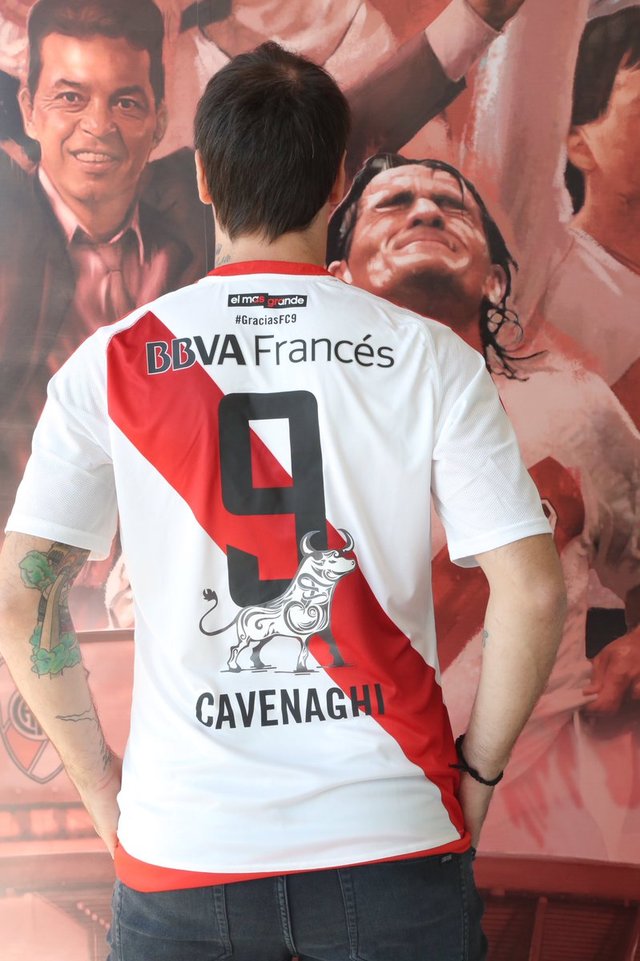Cavenaghi ya tiene su camiseta especial para la despedida