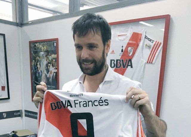 Cavenaghi ya tiene su camiseta especial para la despedida