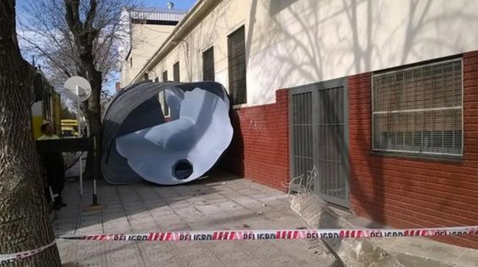 Cayeron dos tanques de agua de un colegio en Villa Lugano