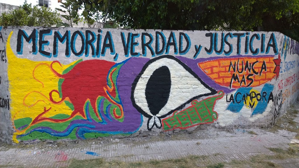 Candidato de Massa tapó un mural que recordaba a los desaparecidos