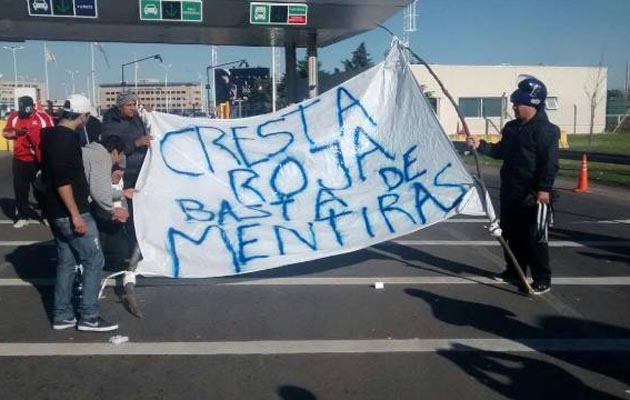 Trabajadores de Cresta Roja cortan la autopista Jorge Newbery