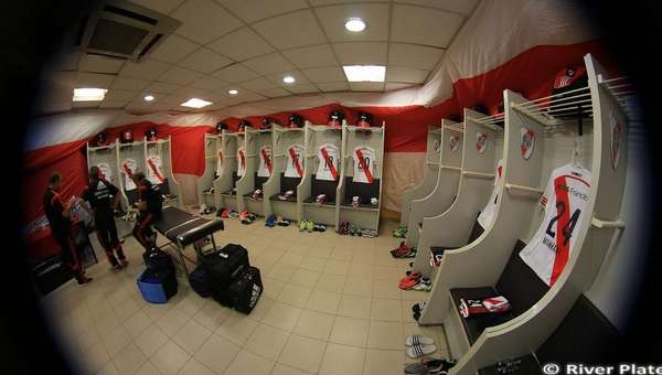 Todo listo: el plantel de River está en el vestuario del Monumental