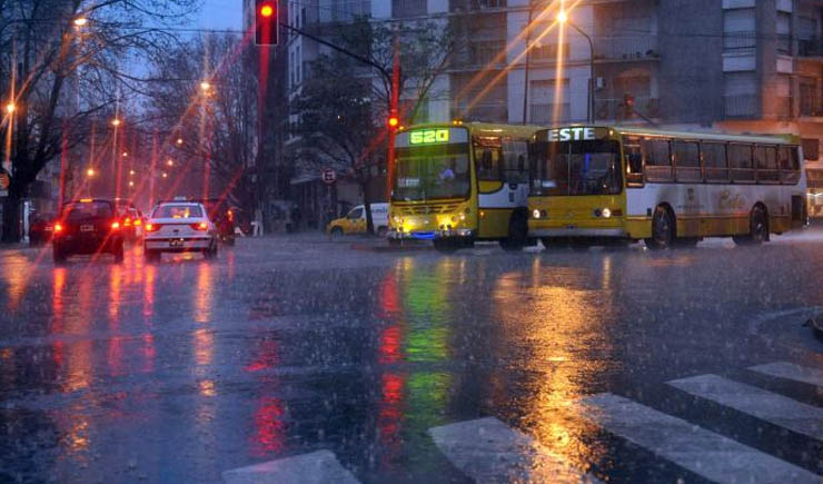 Llueve y rige un alerta meteorológico por fuertes tormentas