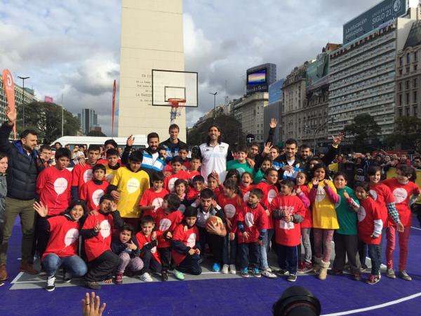 La selección argentina de básquetbol dio una clínica en el Obelisco