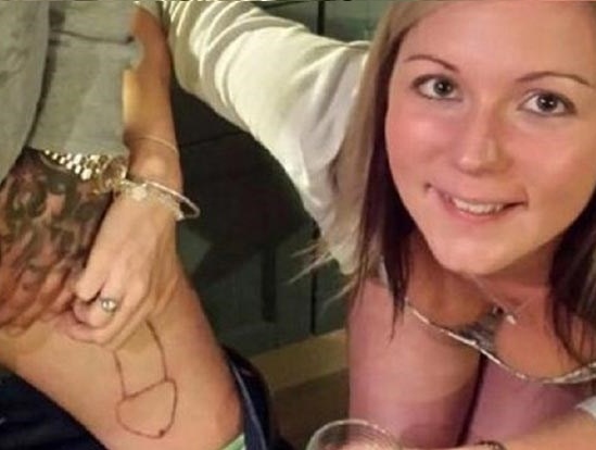 Lo echaron de la casa por tatuarse un pene gigante en la pierna