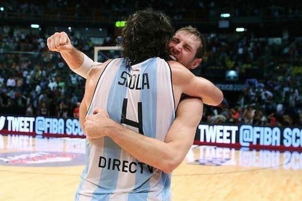 Con un gesto de grandeza, ''El Chapu'' Nocioni elogió Luis Scola