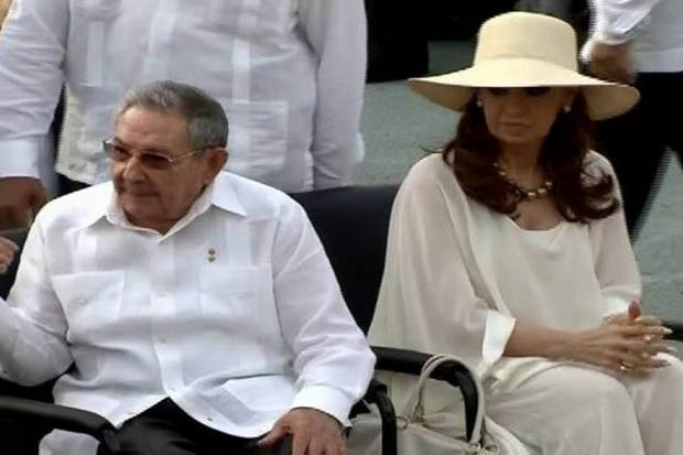 Cristina junto a Raúl Castro en la Plaza de la Revolución