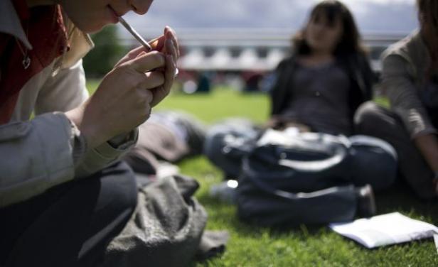 Estudiantes porteños consumen tanta marihuana como tabaco