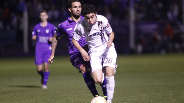 Lanús no pudo con Defensor y se quedó afuera por penales