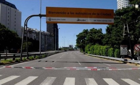 Macri le sacó el nombre a la autopista Illia y estalló la polémica