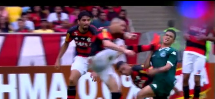 ¿Fútbol o MMA? Terrible planchazo desleal en la cara 