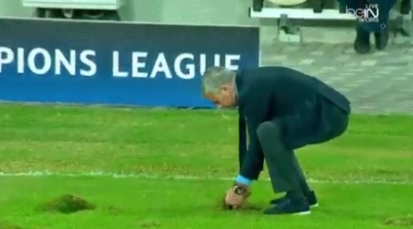  Otra faceta de Mourinho: arregló el campo de juego en pleno partido