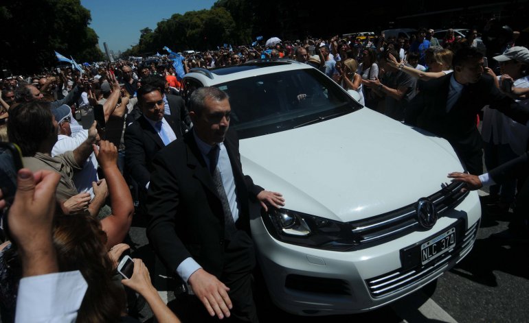 La camioneta que trasladó a Macri debe más de 40 mil pesos de patente