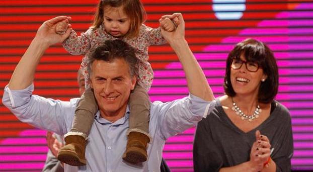 Mauricio Macri se fisuró una costilla jugando con su hija Antonia 