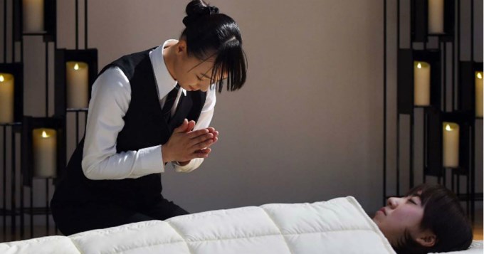 Extraño concurso japonés en el que tenés que maquillar un muerto