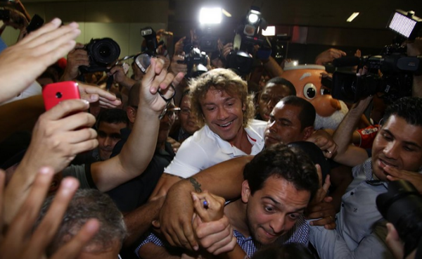 Diego Lugano recibido como un "DIO5" en su regreso al San Pablo
