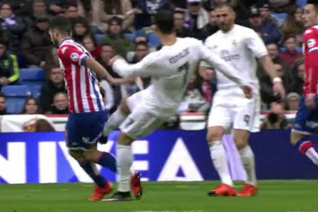 Cristiano pegó de atrás, sin pelota, no fue expulsado y siguió jugando