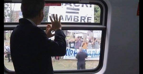 ¿Quiénes hicieron las banderas que incomodaron a Macri?