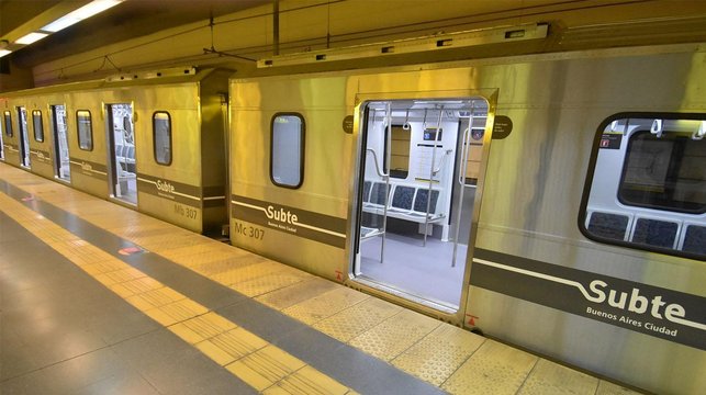 Molinetes abiertos y paro en la Línea A del subte porteño