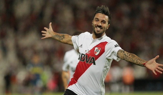 ¿Qué equipo grande va en búsqueda de Scocco en este mercado?