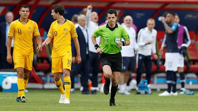 Con un penal polémico, el VAR debutó en el Mundial