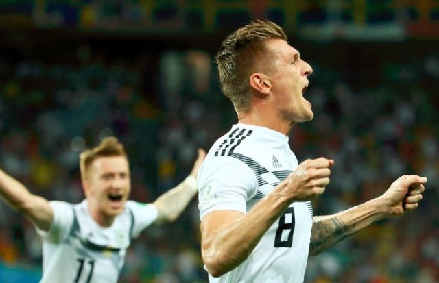 Con golazo de Kroos, Alemania se lo dio vuelta a Suecia y sigue con vida