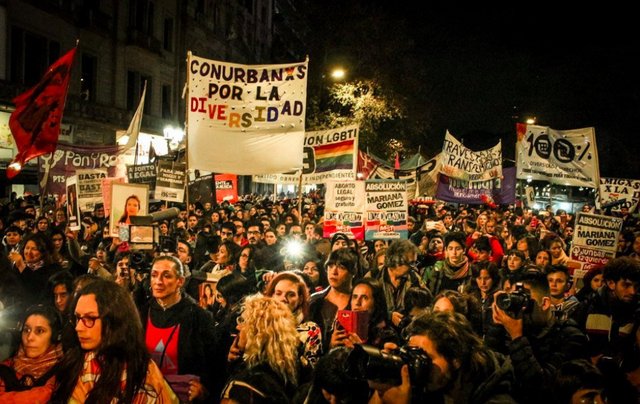 Multitudinaria marcha contra los travesticidios y transfemicidios