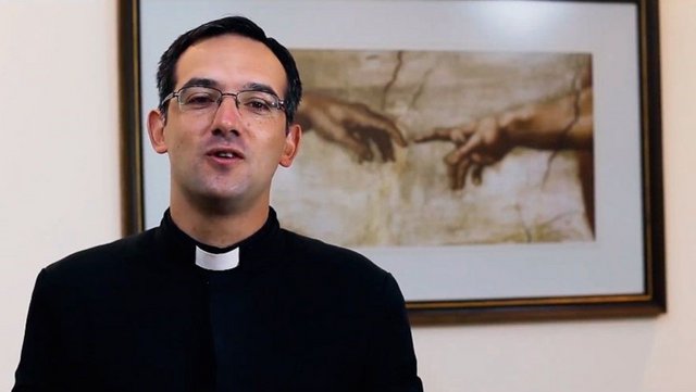 Un cura amenazó con saber "quienes son" los que están a favor del aborto